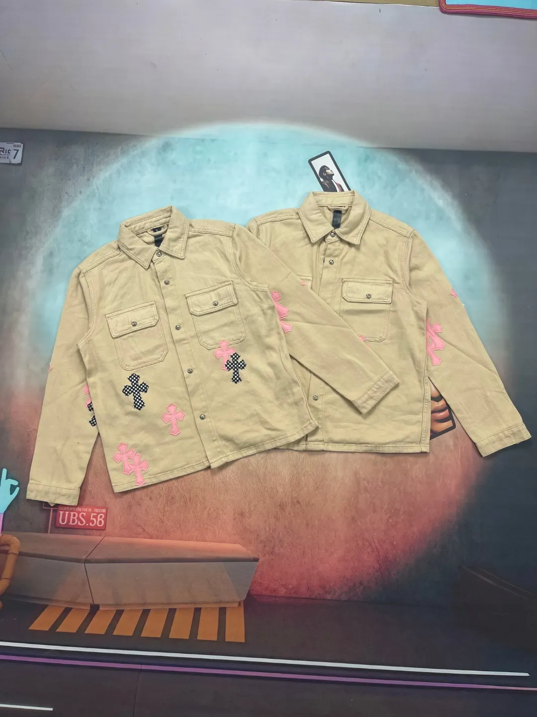 🅿️280 🔘Model No.-KL318 🔘Cro Xin𝐂𝐡𝐫𝐨𝐦𝐞 𝐇𝐞𝐚𝐫𝐭 CH Cherry Blossom Pink Checkerboard Leather Jacket* Cro Xin is a representative shirt jacket that many celebrities love to wear, like Yu Shuxin and Angelababy. Passed. The main body fabric in khaki has a great texture, is strong and stylish. The pink cross-shaped patchwork leather is so eye-catching, and it is also embellished with checkerboard elements. It directly brings out the sweet and cool style, and the design is overwhelming. The hardware buttons are exquisite and durable, and the Crow heart logo on them is full of details, highlighting high-end quality. No matter whether it’s a boy or a girl, it looks great on you! The matching ideas are as follows: Girls' outfit: Wear a short midriff-baring sling underneath to reveal a slim waist, pair with black cycling shorts, then put on a pair of white thick-soled dad shoes, and carry a pink Crouch heart chain bag of the same color. The sweet and spicy look will make you turn heads when you go out on the street. Or wear a white lace bottoming shirt, a high-waisted pleated skirt, and Mary Jane leather shoes, which is sweet and retro. Boys' outfit: Wear a black tight-fitting T-shirt underneath to show off your figure, black overalls, black high-top Martin boots, a black baseball cap and sunglasses to achieve a cool street style. You can also wear a light-colored loose sweatshirt underneath, blue jeans and white sneakers for a simple and casual look without losing the trend.  Size: S M L XL (46.48.50.52) Color: Khaki